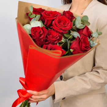 Фотография Букет из 9 красных роз с зеленью 