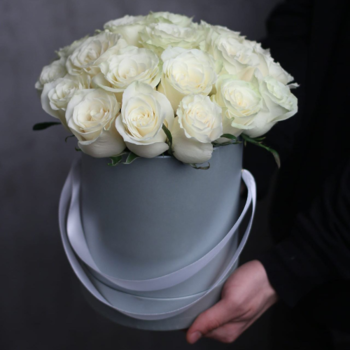 Фотография 19 белых роз в белой шляпной коробке №35 