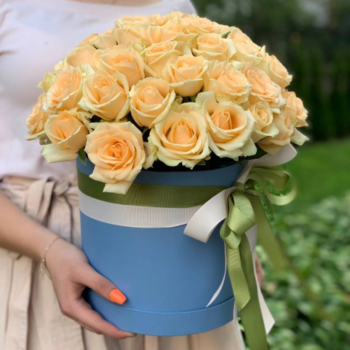 Фотография 51 персиковая роза в шляпной коробке 