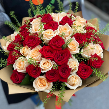 Фотография Букет из 51 красно-персиковой розы "Татьяна" 