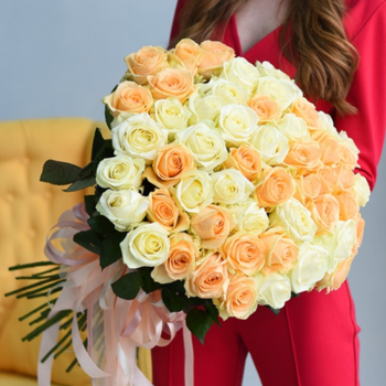 Фотография Букет из 51 персиковой и белой розы 