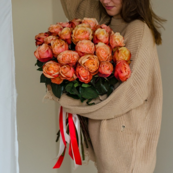 Фотография Букет из 25 пионовидных роз "Кахала" 