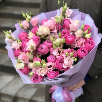 Фотография Букет из розовых эустом и пионовидных роз 