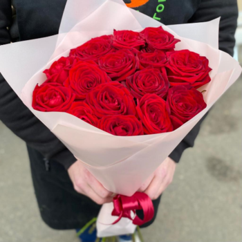 Фотография Букет из 15 красных роз 60 см 