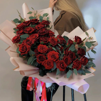Фотография Букет из 35 красных роз в форме сердца 