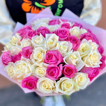 Фотография Букет из 51 розовой и белой розы 50 см 
