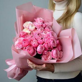 Фотография Букет из розовых кустовых пионовидных роз 