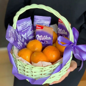 Фотография Подарочная корзина с мандаринами и шоколадом 