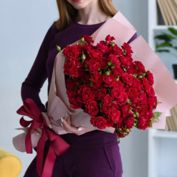 Фотография Букет из 19 красных кустовых роз 70 см 