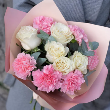 Фотография Букет из белых роз и розовых гвоздик 