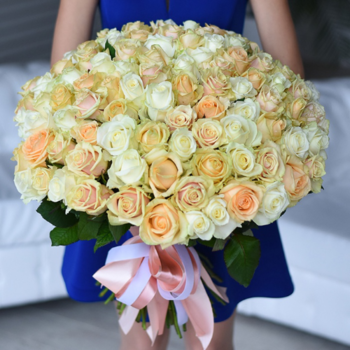 Фотография Букет из 101 белой и персиковой розы 
