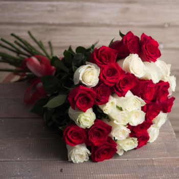 Фотография Букет из 35 красных и белых роз (Эквадор) 