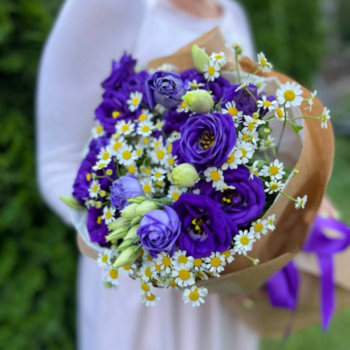 Фотография Букет из фиолетовых эустом и ромашки 