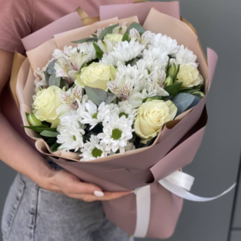 Фотография Букет из белых роз и хризантем "Нежность цветов" 