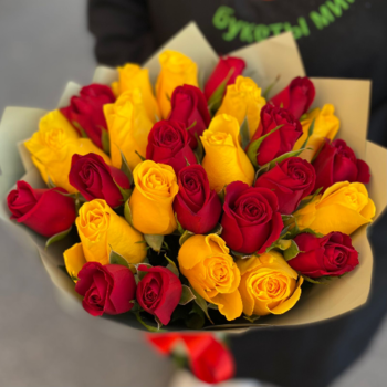 Фотография Букет из 25 желтых и красных роз "Кения" 