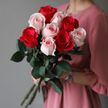 Фотография Букет из 9 высоких красно-розовых роз 70 см 