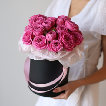 Фотография 5 розовых пионовидных роз в шляпной коробке №1 