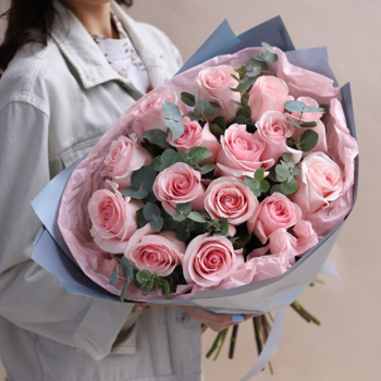 Фотография Букет из 15 розовых роз Premium с эвкалиптом 
