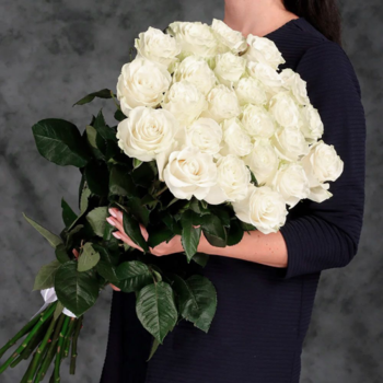 Фотография Букет из 29 белых высоких роз 80 см 