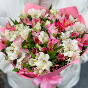 Фотография Букет из 25 белых и розовых альстромерий 