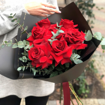 Фотография Букет из 7 красных французских роз с эвкалиптом 