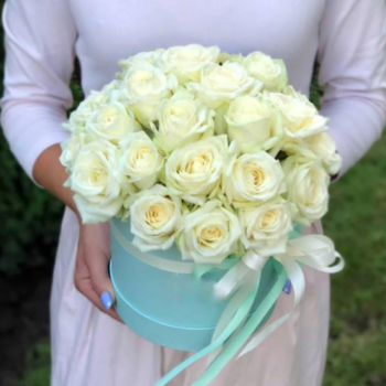 Фотография 19 белых роз в зеленой шляпной коробке №37 