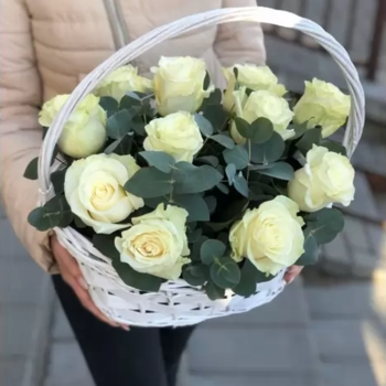 Фотография Корзина из 11 белых роз Premium и эвкалипта 