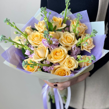 Фотография Букет из маттиолы и роз - малый