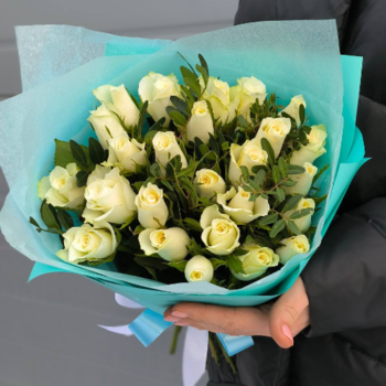 Фотография Букет из 19 белых роз "Кения" и фисташки 