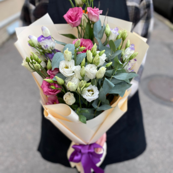 Фотография Букет из 5 лизиантусов микс и эвкалипта 