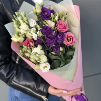 Фотография Букет из 7 разноцветных эустом 