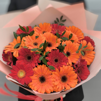 Фотография Букет из 19 оранжевых и красных гербер 