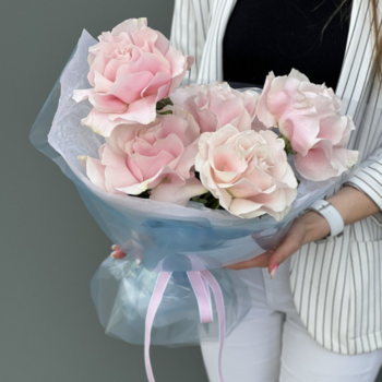 Фотография Букет из нежных розовых французских роз "Розовые грёзы" 