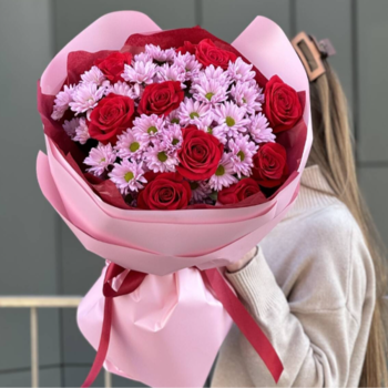 Фотография Букет из красных роз и розовых хризантем 