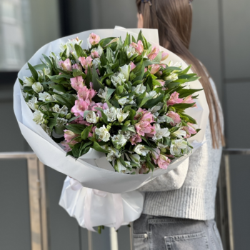 Фотография Букет из 25 белых и розовых альстромерий 