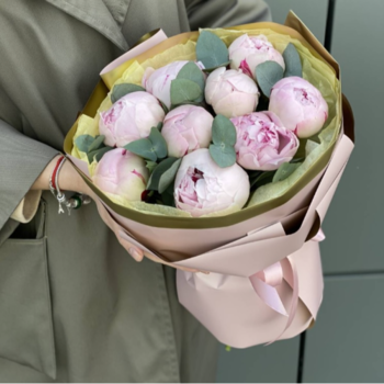 Фотография Букет из 9 розовых пионов и эвкалипта в нежной упаковке 