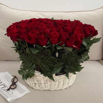 Фотография Корзина из 75 красных роз "Мадам Шарм" 