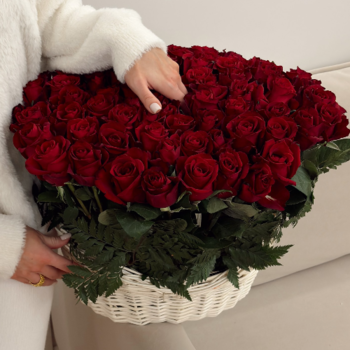 Фотография Корзина из 75 красных роз "Мадам Шарм" 