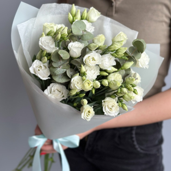 Фотография Букет в нежных тонах из белых эустом и эвкалипта 