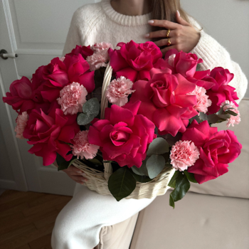 Фотография Розовые грезы в плетеной корзине 