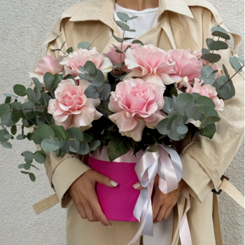 Фотография Нежные французские розы в шляпной коробке 