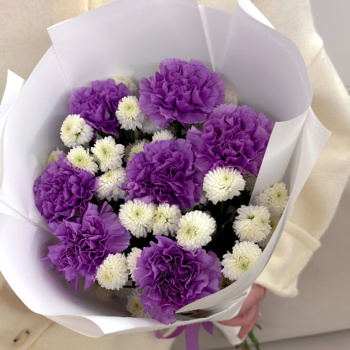 Фотография Букет из сиреневых диантусов и белых хризантем 