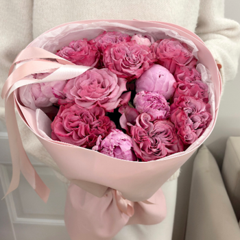 Фотография Пионы и эксклюзивные розы Кантри Блю в букете 