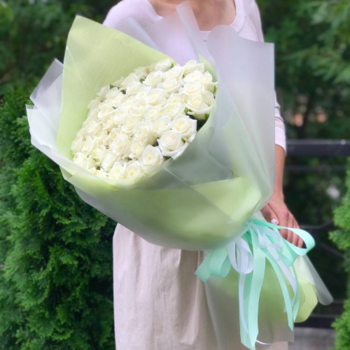 Фотография Букет из 51 белой розы в красивой упаковке 