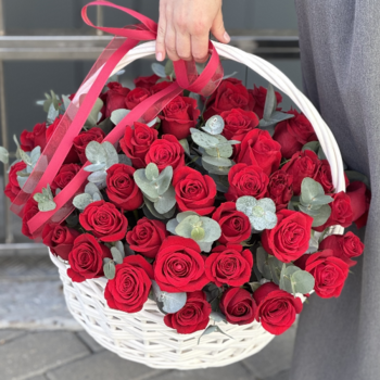 Фотография Корзина 51 красная роза "Царский подарок" 