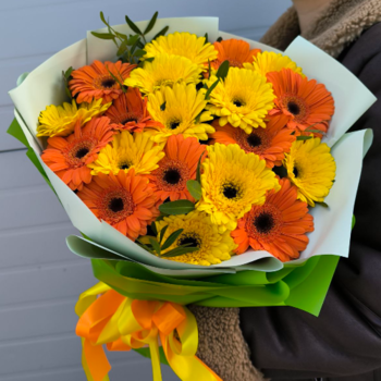 Фотография Букет из 19 желтых и оранжевых гербер "Медовый Рай" 