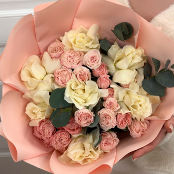 Фотография Нежный букет из французских и пионовидных роз 