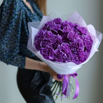 Фотография Букет из 35 фиолетовых гвоздик Премиум 