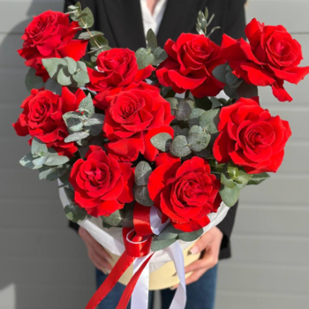 Фотография Красные французские розы с эвкалиптом в шляпной коробке 