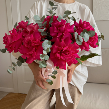 Фотография Яркие розовые французские розы в шляпной коробке 